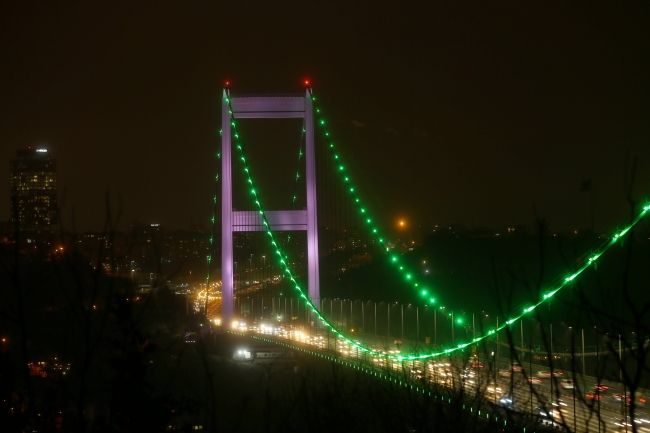 Boğaz köprüleri Pakistan için yeşil-beyaz oldu